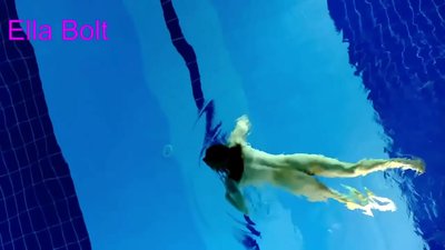 Ha ke khaotse ho shebella, blonde e monyane o ile a tšoaroa a sesa a hlobotse letamong la phomolo la ELLA BOLT