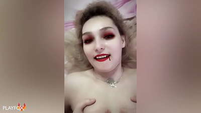 Ivan Helsing o ts'oasa vampire ea sexy mme o tla ka esele ea hae